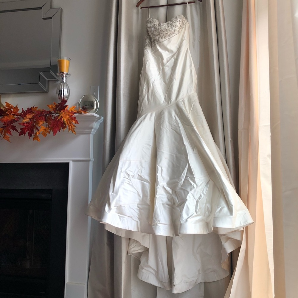 EUC - Gorgeous Victor Harper Wedding Gown - Size 8